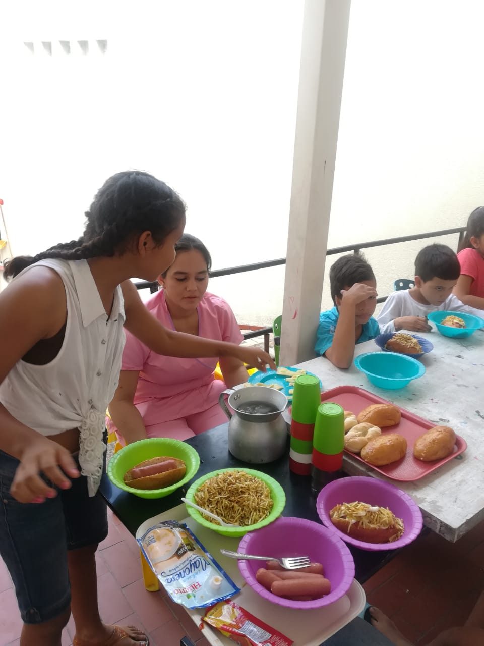 Niños siendo atendidos en el comedor comunitario